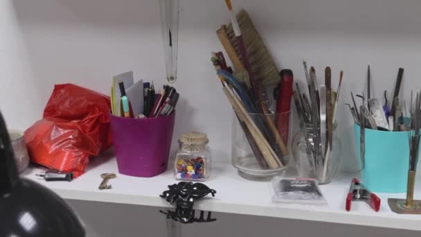 Εργαλεία Χειροτεχνίας Και Τέχνης Στο Shelf Rack Στο Creative Workshop — Αρχείο Βίντεο