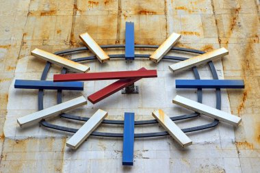 Rusty Wall 'daki Retro Stili Yıpranmış Büyük Halk Saati