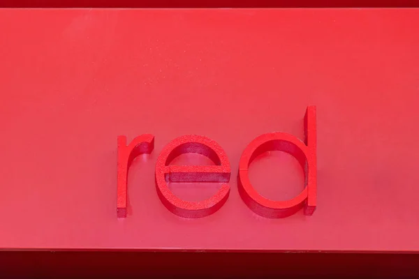 Duvarda Büyük Şaret Kırmızı Yazı Tipi Köpüğü Harfleri — Stok fotoğraf