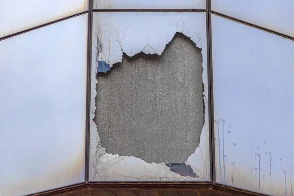 近代的な建物のガラスファサードの壊れた装飾窓 — ストック写真