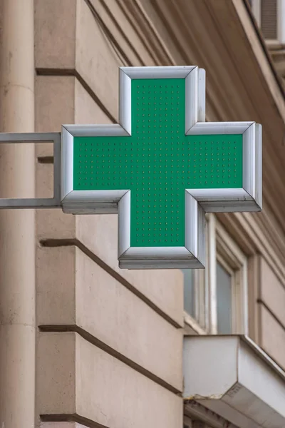 Velký Zelený Kříž Led Přihlásit Lékárna — Stock fotografie