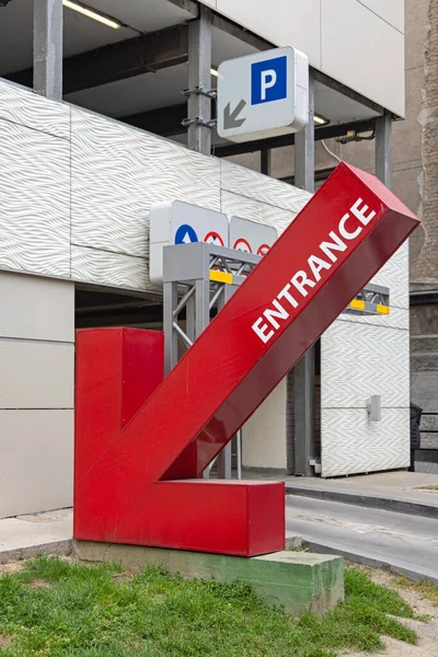 Big Red Arrow Sign Entrance Parking Garage — Stock Photo, Image