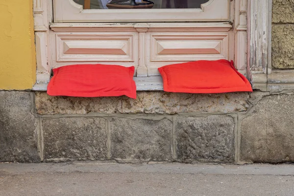 Two Red Pillows Shop Window Street — Stock Photo, Image