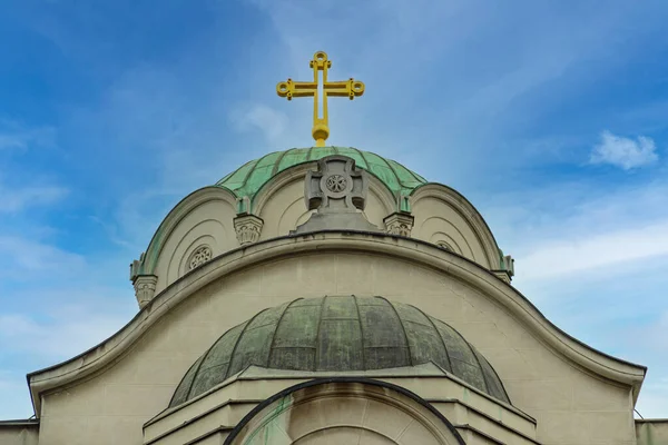 Cruz Oro Alto Del Edificio Del Patriarcado Iglesia Ortodoxa Serbia — Foto de Stock