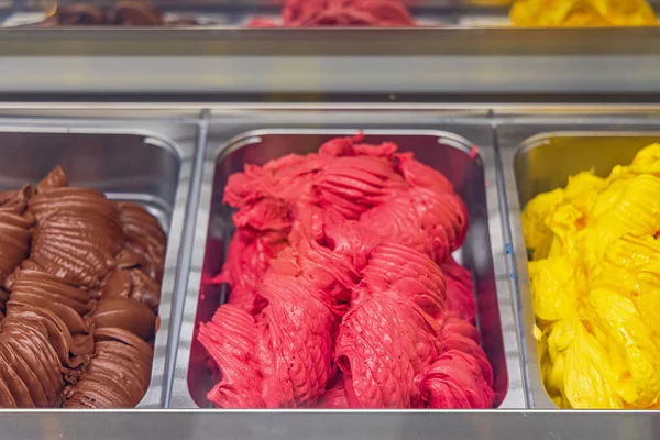 Eis Mit Erdbeergeschmack Großen Kübeln Zeigt Gefrierschrank — Stockfoto