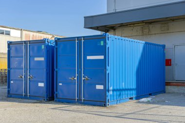 Depo Geçici Depo Çözümünün Önünde İki Mavi Kargo Konteynırı