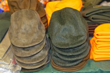 Avcılar için Büyük Yeni Şapka Yığını