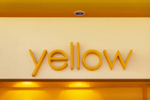 Υπογραφή Κίτρινο Γραμματοσειράς Αφρού Γράμματα Στον Τοίχο — Φωτογραφία Αρχείου