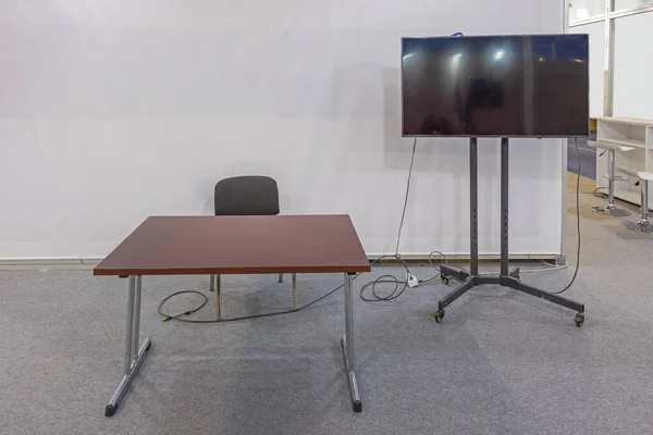 Presentation Flat Screen Empty Work Desk Meeting Room Loose Cables — Stock Photo, Image