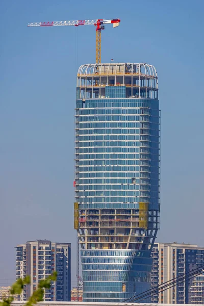 贝尔格莱德的蓝色玻璃现代摩天大楼建筑工地塞尔维亚 — 图库照片