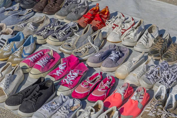Tweedehands Sneakers Schoeisel Vlooienmarkt — Stockfoto