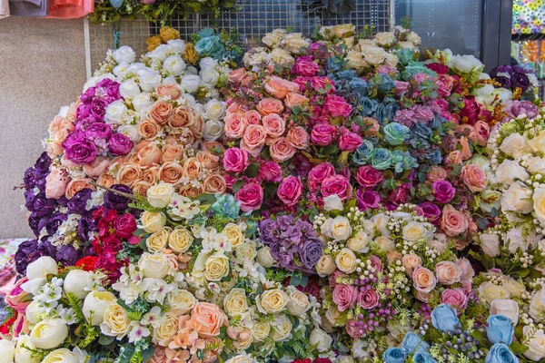 ヴィンテージスタイル人工的なシルクのバラ Faux Flower Bouquet — ストック写真