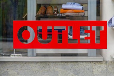 Giysi Dükkanı Penceresindeki Kırmızı Mağaza Tabelası