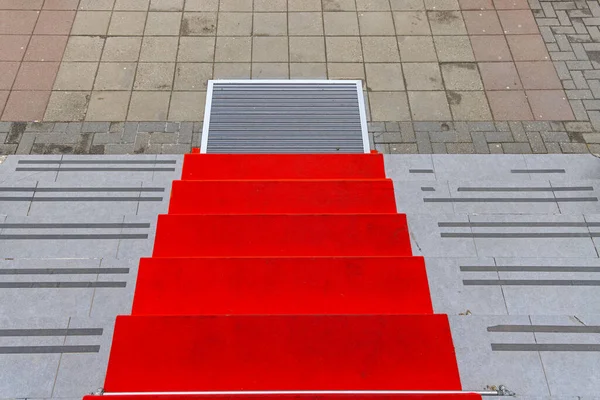 Alfombra Roja Usada Con Pasos Las Escaleras Piedra Ver Hacia —  Fotos de Stock