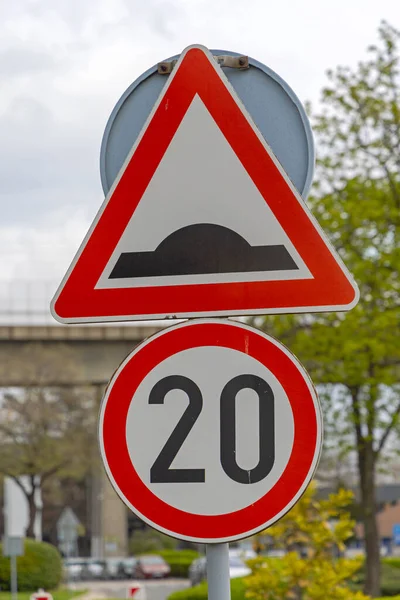 Snelheid Bump Ahead Met Twintig Limit Safety Traffic Sign — Stockfoto