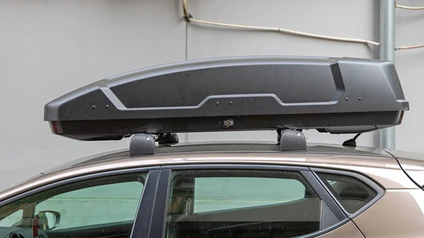 Большой Черный Грузовой Ящик Крыше Автомобиля — стоковое фото