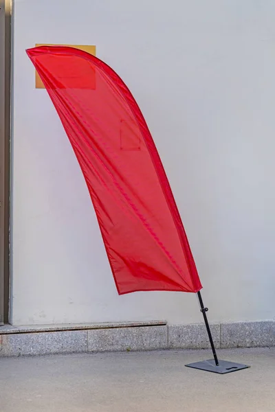 Auto Picioare Publicitate Lacrimă Picătură Stâlp Steag Roșu — Fotografie, imagine de stoc