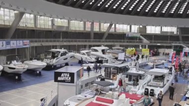 Belgrad, Sırbistan - 07 Nisan 2022: Denizcilik Av Balıkçılığı Fuarı Büyük Fuar Salonu 'nda Tekne ve Yatlar Fuarı.