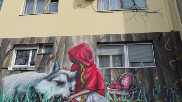 塞尔维亚贝尔格莱德 2022年4月1日 小红帽仙女壁画 作家兄弟格林兄弟 — 图库视频影像