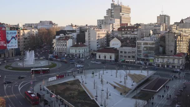 塞尔维亚贝尔格莱德 2022年2月18日 大公园行人专用区 Large Park Pedestrian Zone 在斯拉维亚广场空景冷冬下午有大型3D封信 — 图库视频影像