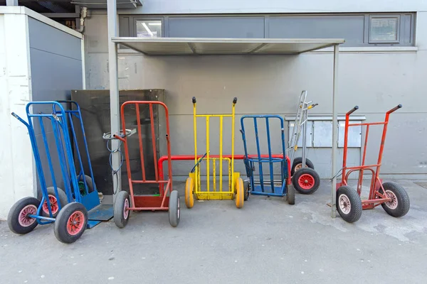 Carrelli Trasporto Della Mano Incatenati Parcheggio Sicurezza Dei Pali Del — Foto Stock