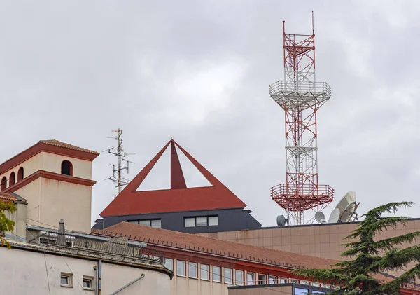 Piramide Tip Modern Building Top Bij Bewolkte Hemel — Stockfoto