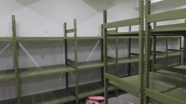 緑の棚システム付きの収納室 パンをラック — ストック動画