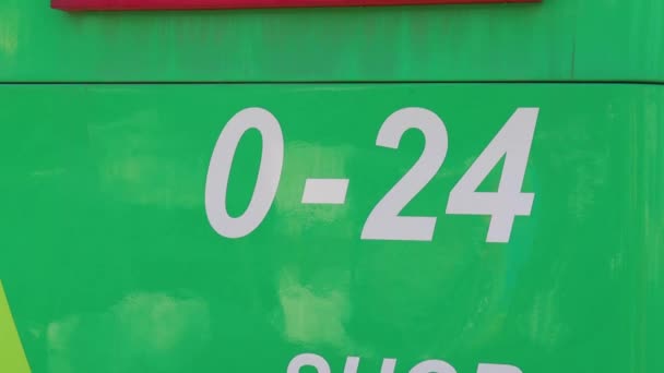 Totem Verde Estação Gasolina Com Grandes Preços Sinal Led Incline — Vídeo de Stock