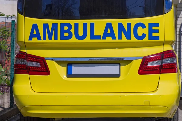 Ambulans Fordon Nödsituation Van Bakre Solig Dag — Stockfoto