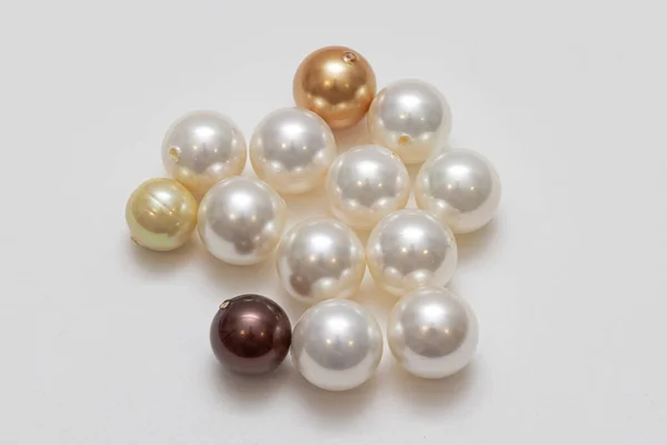 Πλαστικά Faux Τεχνητά Μαργαριτάρια Κοσμήματα Υλικό Κατασκευής Λευκό Φόντο — Φωτογραφία Αρχείου
