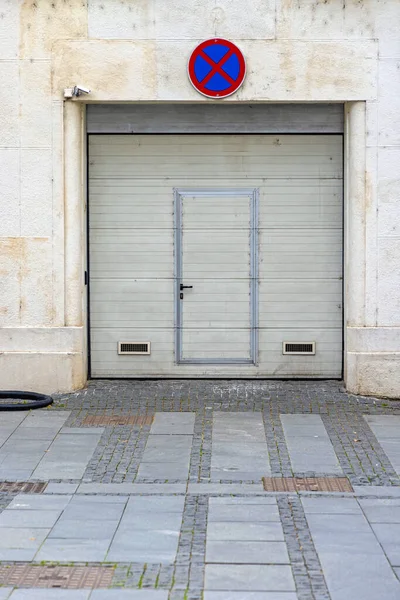 Automated Garage Roll Doors Small Door Built Parking Sign — Stockfoto