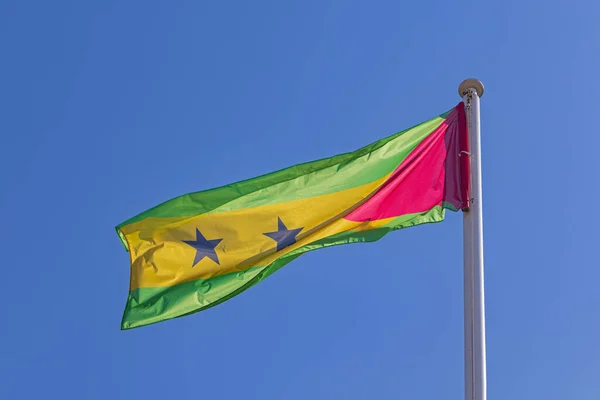 Государственный Флаг Сан Томе Принсипи Демократической Республики Солнечный День — стоковое фото