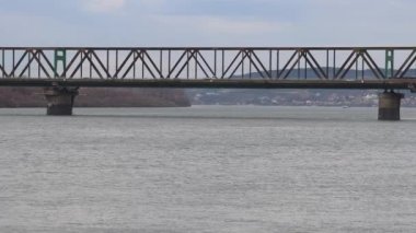 Tuna Nehri üzerindeki Old Steel Köprüsü 'nde trafik