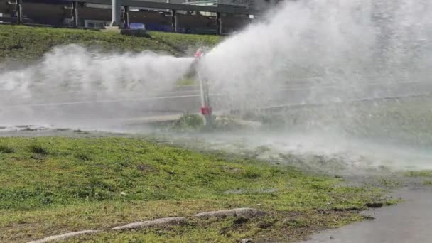 Broken Valve Fire Hydrant Spraying Water All — Wideo stockowe