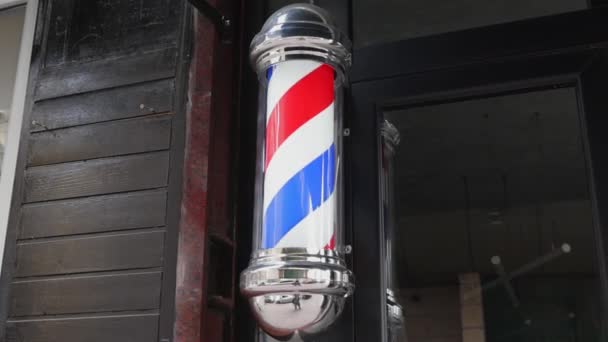 Hairdresser Store Exterior Barber Pole Retro Swirl Sign Zoom — Vídeo de Stock