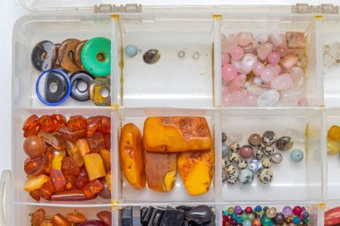 Amber Karışık Mücevher Malzemeleri Düzenleyici Kutu Tepsisinde