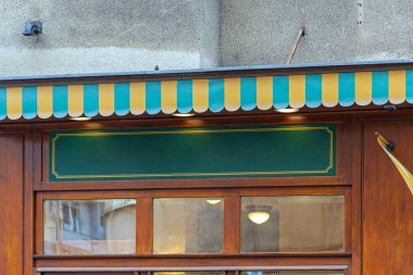 Boş Yeşil İşaret Çerçevesi Tahta Dükkanı Dış Bölümü Kopyala