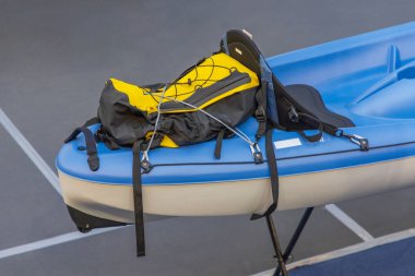 Mavi Kano 'daki su geçirmez sırt çantası halatlarla korunuyor.