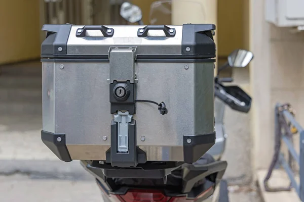 Aluminium Metall Top Box Cube Beim Enduro Adventure Motorrad — Stockfoto