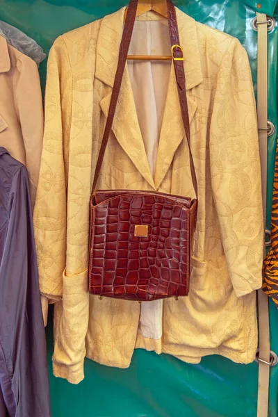 复古风格的褐色短吻鳄皮袋配米色西服 — 图库照片