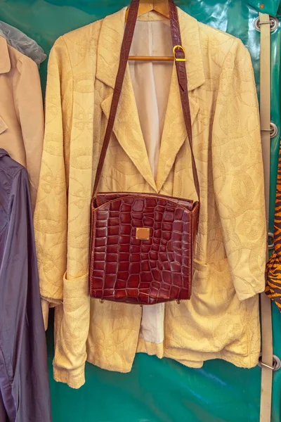 Sac Cuir Alligator Brun Style Rétro Avec Costume Beige — Photo