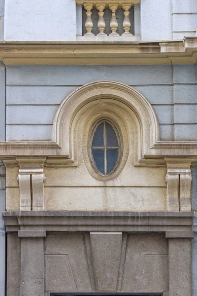 具有拱形建筑细节的垂直椭圆形窗户 — 图库照片