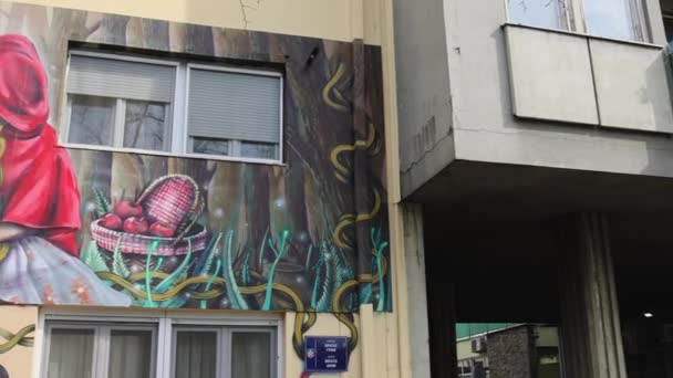 Belgrado Serbia Abril 2022 Pequeño Mural Cuento Hadas Capucha Roja — Vídeos de Stock