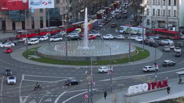 塞尔维亚贝尔格莱德 2022年2月18日 西里尔字母Hashtag Beograd在Slavija广场空中观看冬季下午的缩放 — 图库视频影像