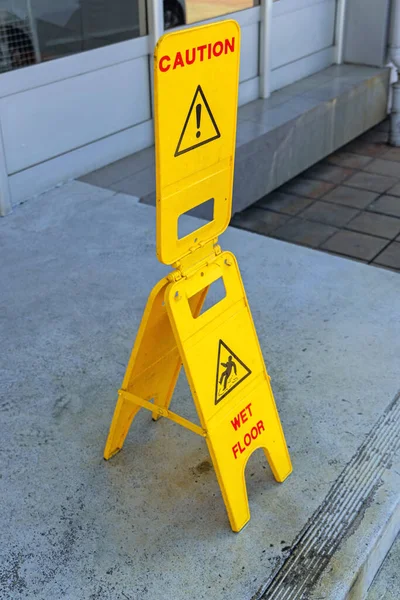 Жовтий Пластиковий Знак Обережно Мокра Підлога Пошкодженій Поверхні — стокове фото