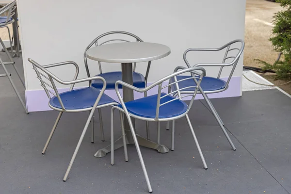 Silberner Tisch Mit Vier Metallstühlen Freien — Stockfoto