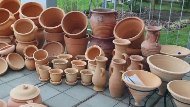 Earthenware Pottery Ceramic Pots Jugs Variety Choice Pan — Vídeo de stock