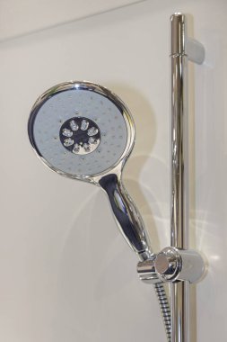Banyodaki Holder 'da Büyük Duş Başlığı Kolu