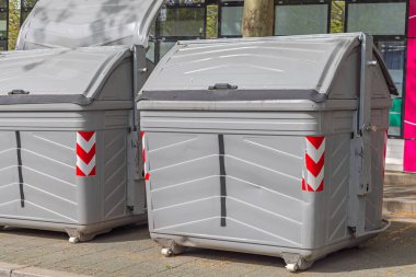 Büyük Gri Endüstriyel Çöp Kutuları Güneşli Sokak 'ta