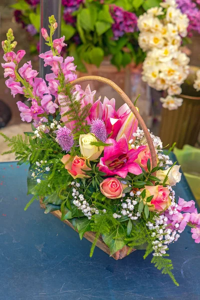 Vackra Färska Blommor Arrangemang Korg Spring Decor — Stockfoto